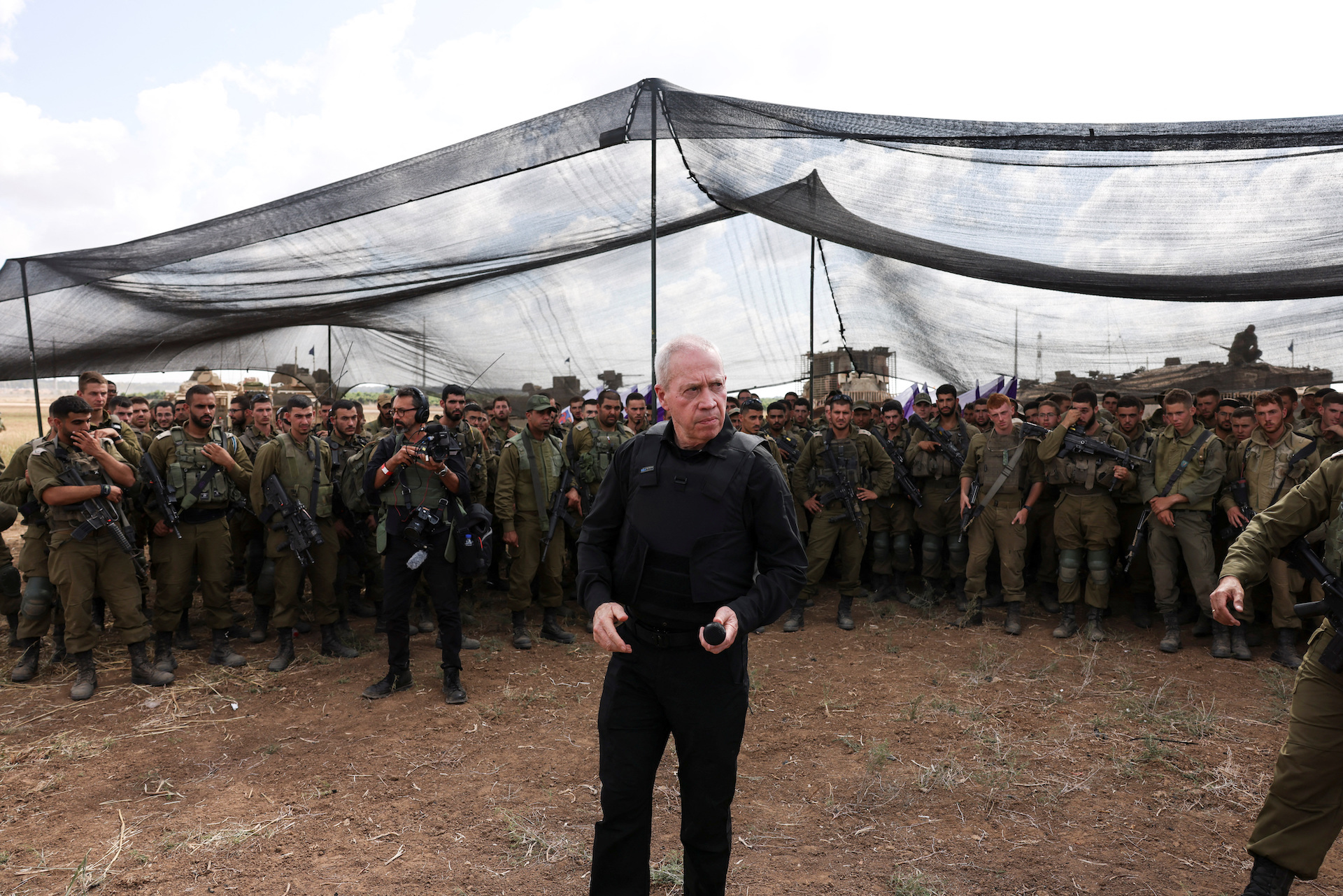 Israel's Defence Minister Yoav Gallant meets soldiers in a field near Israel's border with the Gaza Strip, in southern Israel October 19, 2023. REUTERS/Ronen Zvulun