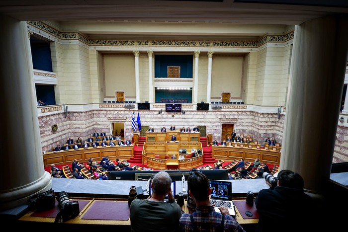 Τρίτη ημέρα της συζήτησης στην Ολομέλεια της Βουλής της πρότασης δυσπιστίας στην κυβέρνηση που κατέθεσε ο πρόεδρος του ΠΑΣΟΚ-Κινήματος Αλλαγής Νίκος Ανδρουλάκης, με αφορμή το δημοσίευμα του "Βήματος της Κυριακής" για αλλοίωση των διαλόγων του σταθμάρχη της Λάρισας με τους μηχανοδηγούς το βράδυ της 28ης Φεβρουαρίου 2023, όταν και συνέβη η πολύνεκρη σύγκρουση αμαξοστοιχιών στα Τέμπη, Πέμπτη 28 Μαρτίου 2024. Την πρόταση δυσπιστίας του ΠΑΣΟΚ-Κινήματος Αλλαγής στηρίζουν ΣΥΡΙΖΑ-Προοδευτική Συμμαχία, ΚΚΕ, Νέα Αριστερά, Ελληνική Λύση και Πλεύση Ελευθερίας. 
(ΓΙΩΡΓΟΣ ΚΟΝΤΑΡΙΝΗΣ/EUROKINISSI)