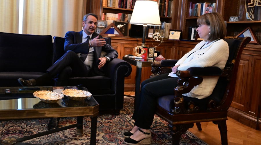 Συνάντηση της Προέδρου της Δημοκρατίας Κατερίνας Σακελλαροπούλου με τον Πρωθυπουργό Κυριάκο Μητσοτάκη, Τετάρτη 8 Μαΐου 2024. 
(ΤΑΤΙΑΝΑ ΜΠΟΛΑΡΗ/EUROKINISSI)