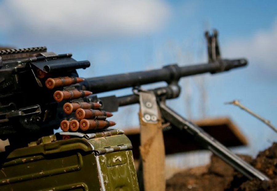 A machine gun is seen at the front line in the village of Travneve in Donetsk region, Ukraine February 21, 2022. REUTERS/Gleb Garanich