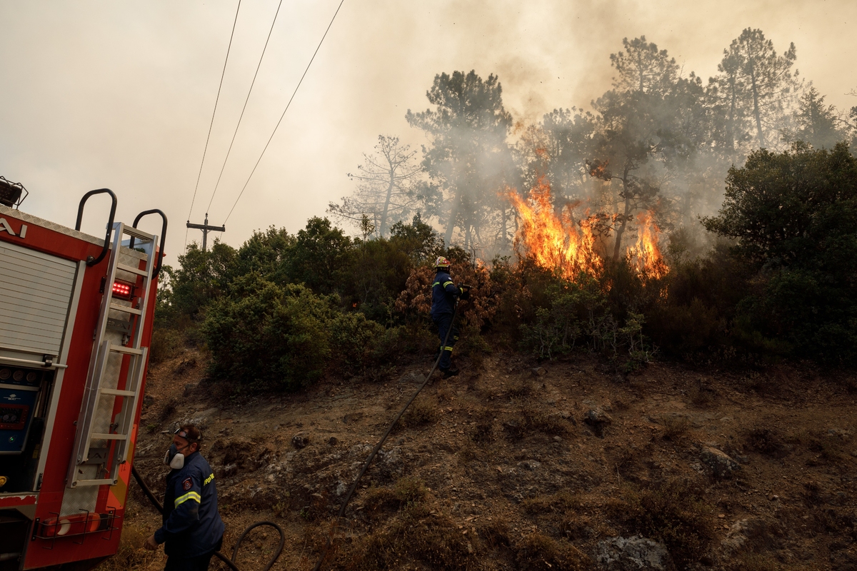 Firefighter works to extinguish a wildfire near the village of Kirki, Alexandroupoli, Greece on August 23, 2023. / Κατάσβεση πυρκαγιάς εξω από το χωριό Κίρκη, Αλεξανδρούπολη, 23 Αυγούστου 2023.