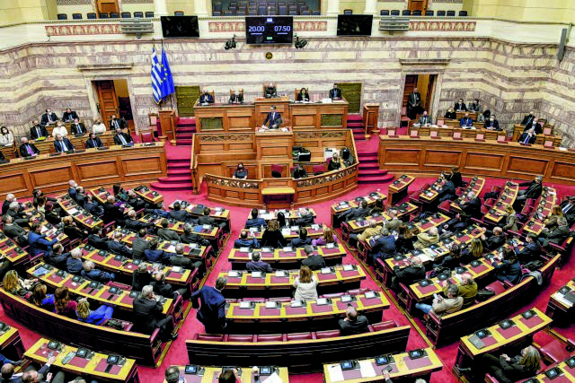 Ομιλία των πολιτικών αρχηγών  επί της προτάσεως δυσπιστίας κατά της Κυβέρνησης, που υπέβαλαν ο Αρχηγός της Αξιωματικής Αντιπολίτευσης και Πρόεδρος της Κοινοβουλευτικής Ομάδας του Συνασπισμού Ριζοσπαστικής Αριστεράς Αλέξης Τσίπρας και 84 Βουλευτές της Κοινοβουλευτικής του Ομάδας, σύμφωνα με τα άρθρα 84 του Συντάγματος και 142 του Κανονισμού της Βουλής, Κυριακή 30 Ιανουαρίου 2022 (ΤΑΤΙΑΝΑ ΜΠΟΛΑΡΗ / EUROKINISSI)