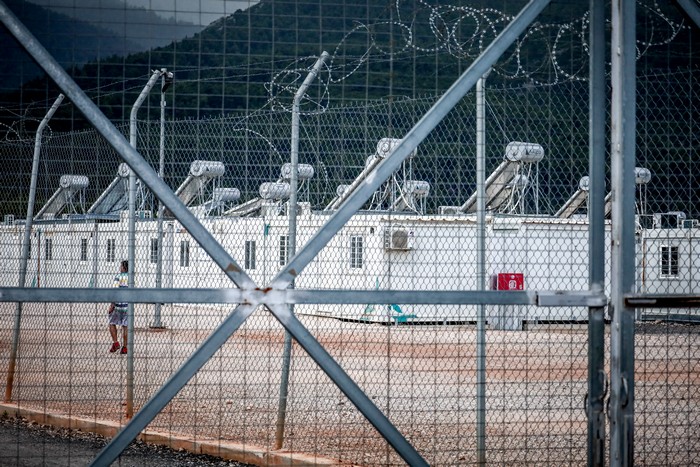 Συγγενείς των αγνοουμένων του ναυαγίου ανοικτά της Πύλου εξω απο το Κέντρο Υποδοχής και Ταυτοποίησης (ΚΥΤ) Μαλακάσας. Σάββατο 17 Ιουνίου 2023 (ΚΩΣΤΑΣ ΤΖΟΥΜΑΣ / EUROKINISSI)