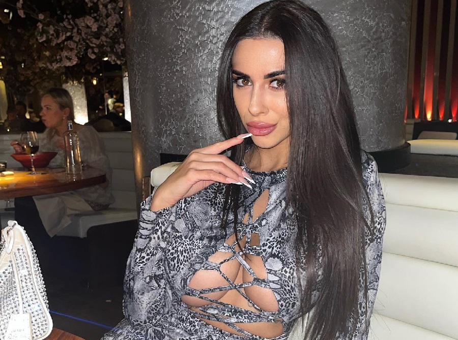 Η Sara Sfamurri με κόκκινο μπικίνι σε yacht (ΦΩΤΟ) – Makeleio.gr